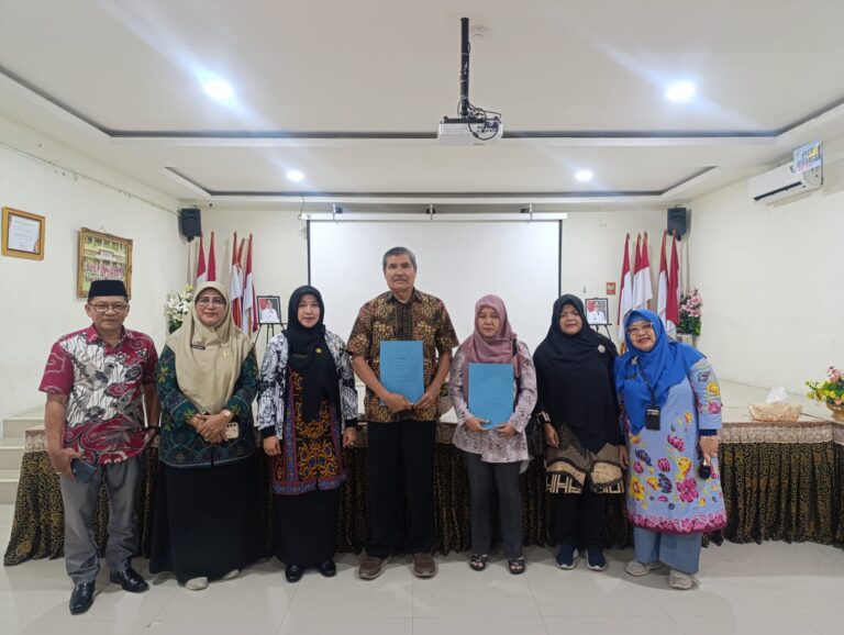 PENYERAHAN UANG DUKA KEPADA GURU PGRI KEBAYORAN LAMA JAKARTA SELATAN