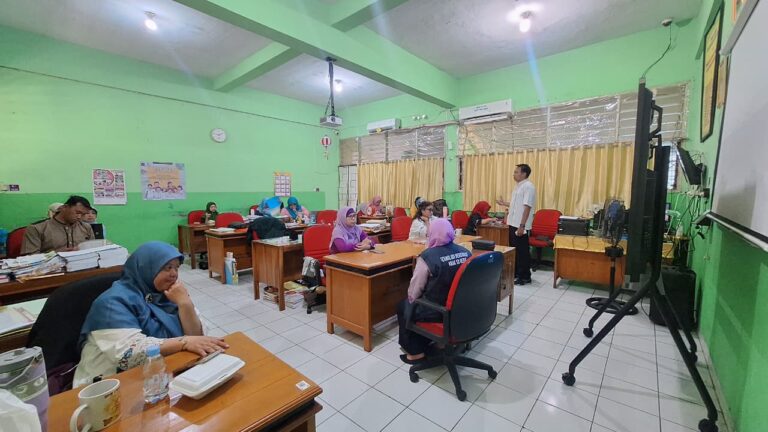 Belajar Lebih Seru dengan Papan Digital, Guru SDN Cipulir 05 Dapat Pelatihan Khusus