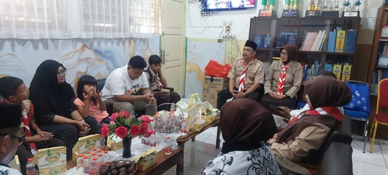 KOLABORASI PGRI KEBAYORAN LAMA, K3S, DAN KWARTIR RANTING DALAM PEMBERIAN BANTUAN KORBAN KEBAKARAN