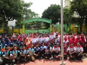 RAYAKAN HUT PGRI KE-80 DAN HARI GURU NASIONAL : PGRI KEBAYORAN LAMA GELAR PERLOMBAAN TRADISIONAL DAN TABUR BUNGA MAKAM BUNG HATTA