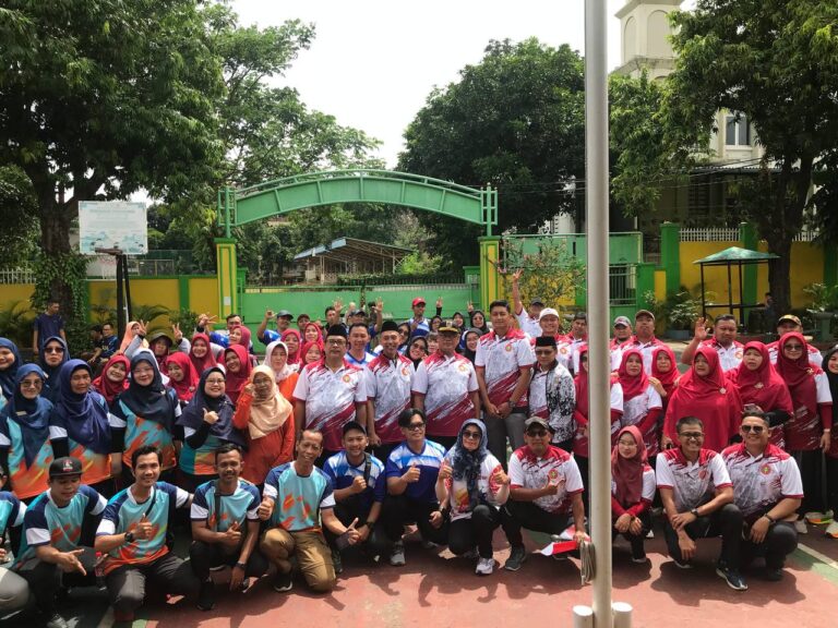 RAYAKAN HUT PGRI KE-80 DAN HARI GURU NASIONAL : PGRI KEBAYORAN LAMA GELAR PERLOMBAAN TRADISIONAL DAN TABUR BUNGA MAKAM BUNG HATTA